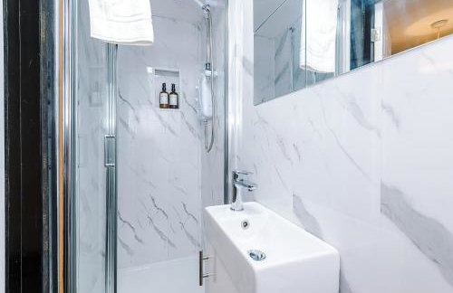 Spacious 5 bedroom house near Leeds City Centre sleeps 12 suits contractors with free parking - Foto 68