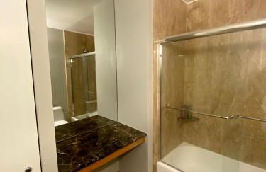 River North Magnificent Mile Condo, Lake and City Views, 43rd Floor Corner, Parking Included! - Foto 22
