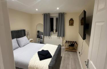 New 2-bed 2-bath detached flat with garden - Photo 9