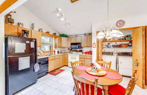 On-Site Lake and Pool Access Cabin in Newland! - Foto 8