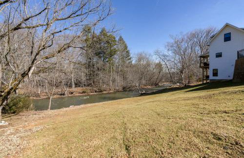 New Riverfront Home with Mtn Views - Foto 26