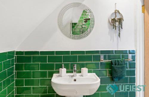 Delightful 3BR Home - Hot Tub - Near Castle, QMC - City Centre & Trent Bridge - Free WiFi & Parking - Sleeps 6 - Foto 5