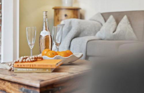 2-Bedroom Stylish & Gorgeous, Cosy Westgate Cottage Retreat, Central Winchester, Free On-Street Parking Permit, with Garden, Close to Cathedral - Sleeps 6, Pets are Welcome - by Blue Puffin Stays - Foto 16