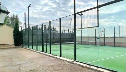 Precioso chalet con piscina y pista de padel - Photo 2