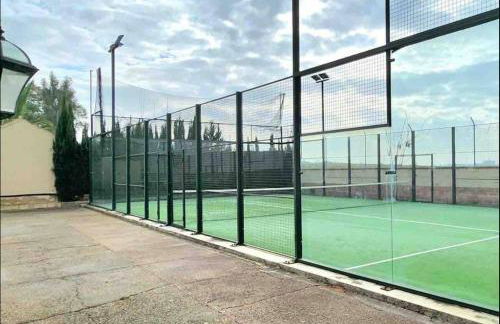 Precioso chalet con piscina y pista de padel - Photo 2