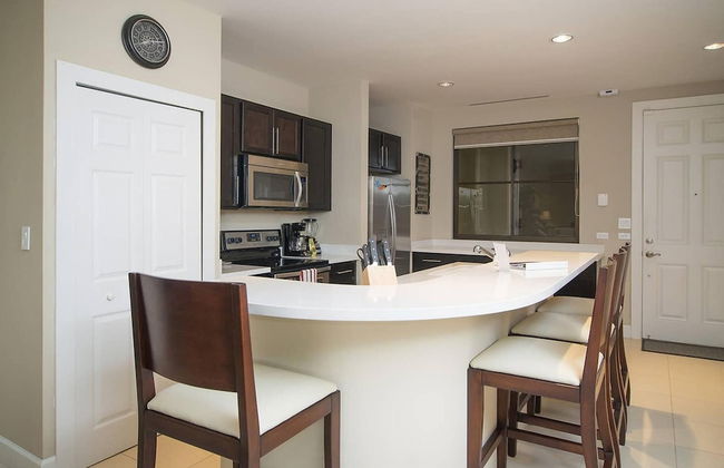 Impressively designed and decorated 3rd-floor space overlooking pool in Coco - Photo 6