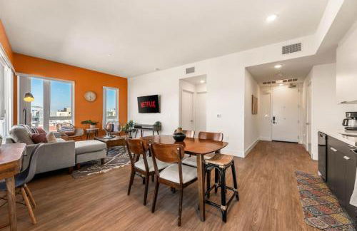 Stylish 2BD Haven with Scenic DTLA Views and Parking - Foto 47