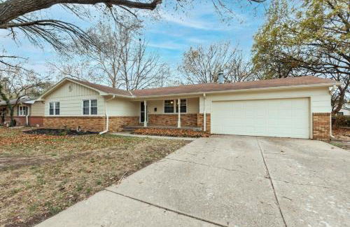 3 Bed 2 Bath Home w 2 Car Garage & Fitness Room - Foto 40