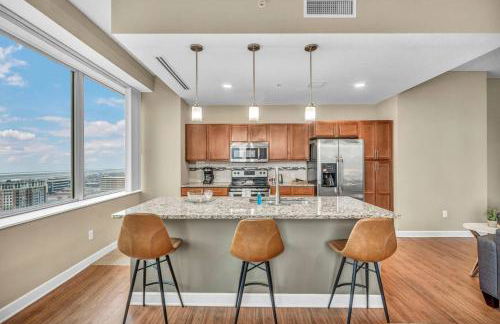 Luxury High-Rise w/ City View | Paid Parking | Gym - Photo 6