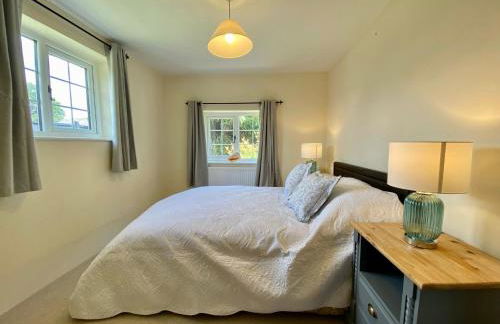 Beautiful Character 5 Bedroom Dorset Thatched Cottage - Great Location - Garden - Parking - Fast WiFi - Smart TV - Newly decorated - sleeps up to 10! Only 18 mins drive to Sandbanks Beach! Close to Bournemouth & Poole - Photo 16