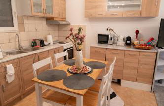 Mary's Downtown Home - a stroll away from Mount Vermio - Photo 30