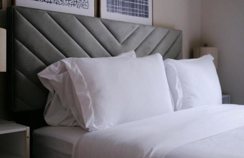 Sleeps 22 • Modern Multi-Unit • Gym • Workspaces - Photo 25