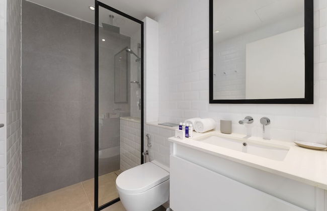 Maison Privee - Modern & Panoramic Sea View Apt on Al Reem Island - Photo 12