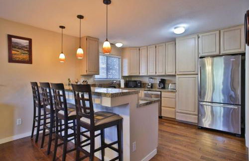 Lily Pad - Hot Tub! Private Dock! BBQ! Game Room! Walk to Town!! Fast WiFi!! Dog Friendly! - Foto 14