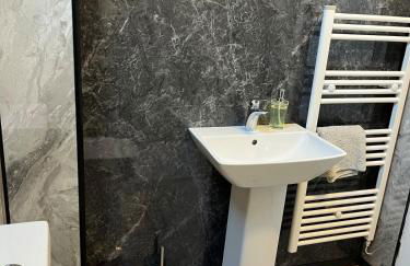 Stylish Highland Home - Photo 12