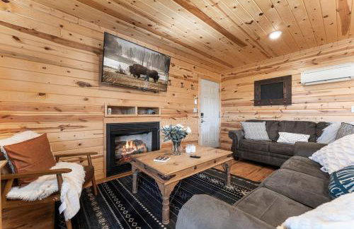 Cabin 1 - Peaceful Cabin Near River with Fire Pit and Hot Tub - Foto 40