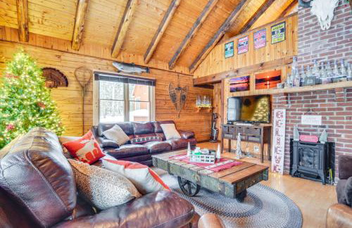 Deck and Fire Pit Secluded Cabin Near Lake Francis! - Foto 4