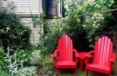 Charming Garden Cottage - Photo 15