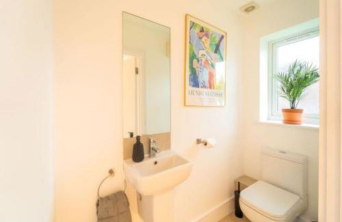 Perfect Getaway 3 Bedroom Home with Fast WiFi & Parking - Photo 30