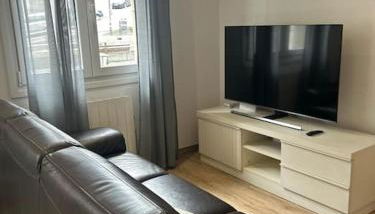 Piso Deluxe con Balcón Cerca del Casco Viejo - Foto 3