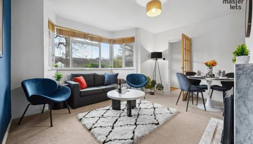 2 Bedroom Bungalow with Parking that Sleeps 6 - Foto 2, furniture, storage