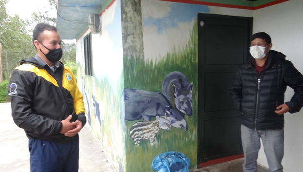 Atendiendo a las explicaciones del guía