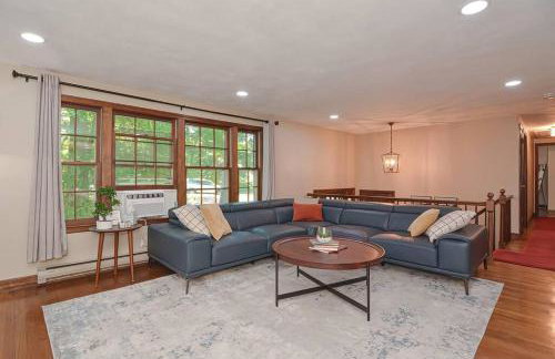 Master Bedroom with bath in a beautiful home - Foto 4