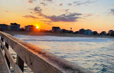 Nautical Endeavors Beach House Steps from Surf - Foto 6
