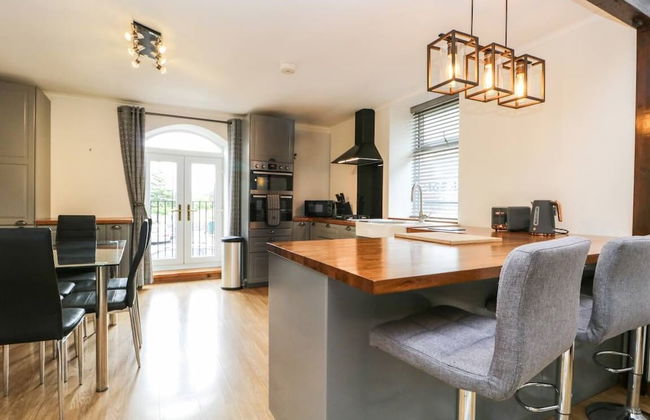 COACH HOUSE - Photo 29