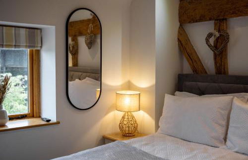 Bramble Cottage - Cosy 2 Bed With Deluxe HOT TUB & Log Burner - Photo 24