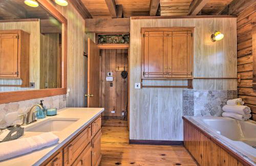 Luxe Cabin with Hot Tub on 5 Acres in Pearcy! - Foto 17