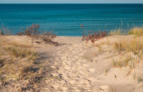 Midcentury home, private beach. large great room - Foto 2