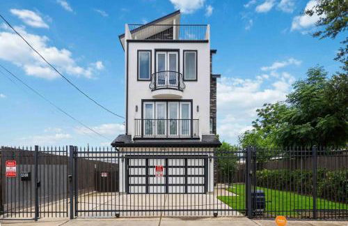 Resort vibe with Pool and Hot tub Downtown skyline views - Photo 58