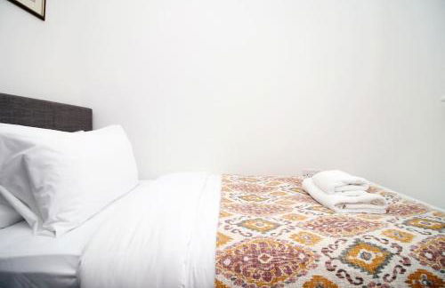 Modern and Cosy 3 Bed House Close to Cardiff City Centre perfect for Family Relocations, Contractors & Groups by Gurkha Stay with Free Parking and Wifi - Foto 9