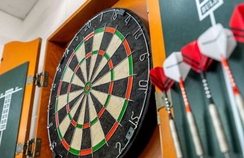 Modern Retreat Pool and Game Room - Foto 58