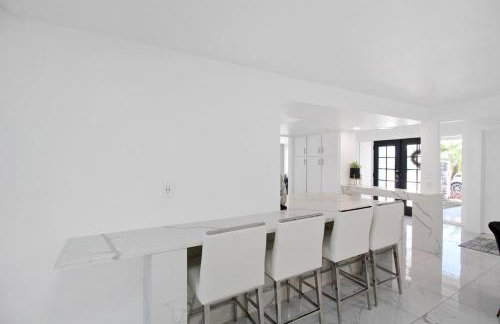 Chic & modern canal-front retreat with private pool - Azure Tides - Photo 46