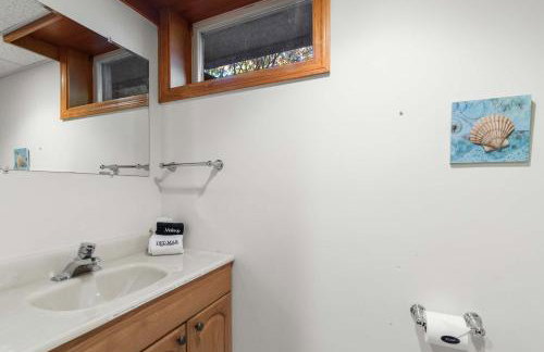 Spacious Home with Direct Pond Access! - Foto 35