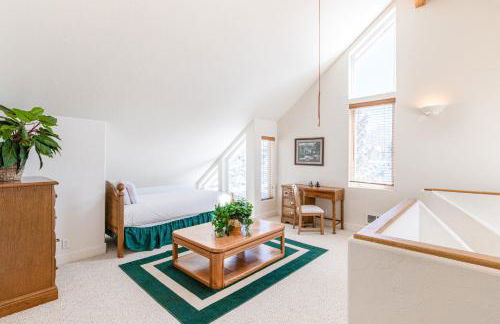 Year-Round Base with Balcony and Mtn Views in Driggs! - Foto 24