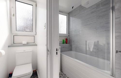 3BR Off A13 , Sleeps 6, 2mins to Langdon DLR,Free Parking - Photo 39