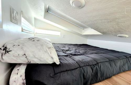 Designer Modern Tiny Home w All of The Amenities - Foto 13