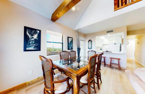 Lovely 2-Story Home with Upper & Lower Decks, Gorgeous Lake & Hill Country Views - Foto 8