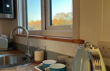 Cybi, Modern Shepherds Hut with Games Room Access - Foto 6