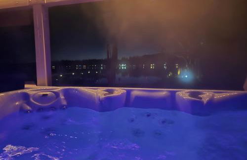 Lux Lakefront Estate, Sandy Beach, Hot Tub, Sauna, Dock, Treehouse & Deck - Foto 3