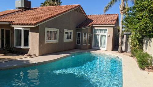 Heated Pool - Spacious, Cheerful Home 5br/3bath - Photo 1