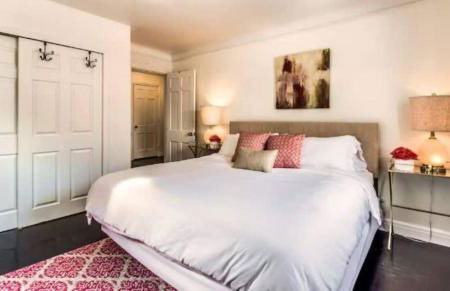 Spacious 5BR - Sleeps 10 - University District home - Photo 26