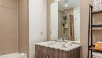 Blue Breakaway with Free Parking and Sleeps 9, Book 7 days, Get 20 Percent OFF - Foto 5, towels, Shower