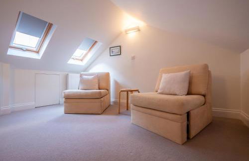 Riverside Apartment with Stunning Views & Patio - Foto 28