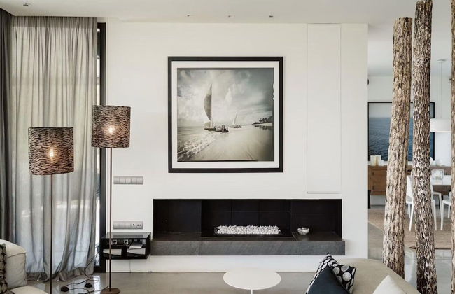 Modern Villa With Minimalistic Decor - Photo 13