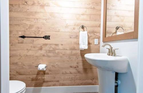 Unique Townhome 2 Car Garage & AC - Foto 15