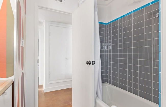 Northview Mid-century Escape Pool Firepit Bocce - Foto 29